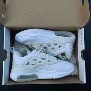 Woman’s Jordan AirMax 200x